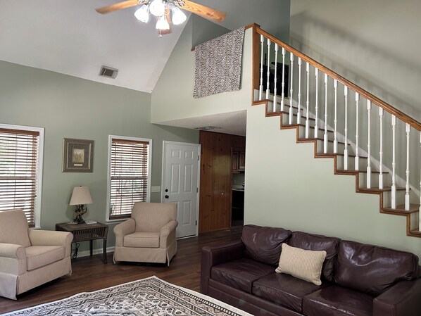 Living area - Papa's Place- A Quiet Getaway (Statesboro)