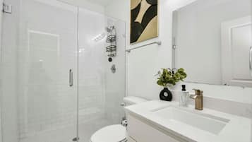 Regadera, secadora de cabello, toallas, papel de baño