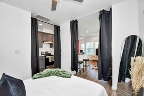 1 bedroom, desk, iron/ironing board, free WiFi - Serenity Studios: Near Medical Center & Museum District (Houston)