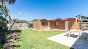 Outdoor dining - Sandscape Rye Retreat (Rye)