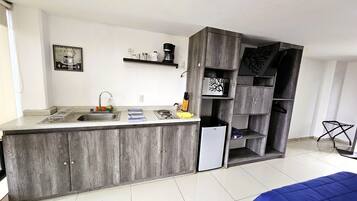 Geladeira, micro-ondas, cooktop, cafeteira/chaleira