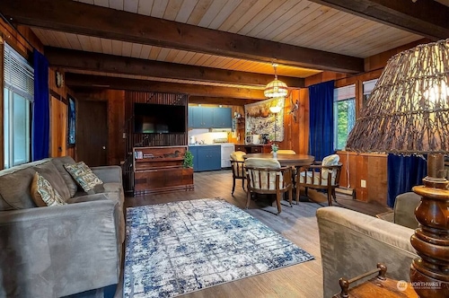 Cozy cabin in enchanting Packwood with AC, WiFi and EV charger