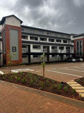 Exterior - Draw back to this haven, You can easily reach the world and it can come to you. (Roodepoort)