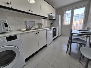 Kühlschrank, Mikrowelle, Ofen, Geschirrspüler