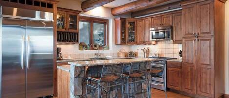 Kylskåp, mikrovågsugn, ugn och spishäll