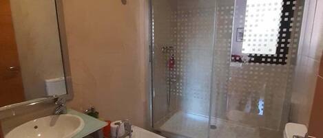 Shower, hair dryer, towels