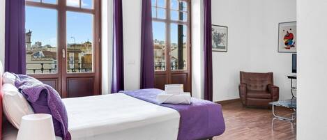 مكواة/لوح كي وخدمة الإنترنت وملاءات أسرّة