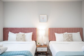 5 Schlafzimmer, Schreibtisch, Bügeleisen/Bügelbrett, Reisekinderbett