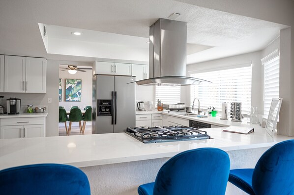 Een koelkast, een magnetron, een oven, een kookplaat