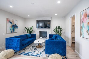 Een smart-tv, een open haard en een printer