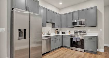 3Bd+65"TV+Crib+8 Min from DT CLE