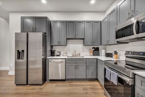 ثلاجة، ميكروويف، فرن، غسالة أطباق