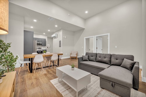 3Bd+65"TV+Crib+8 Min from DT CLE
