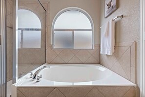 Hair dryer, towels, soap, toilet paper - Spacious Family Home, sleeps 10 guests, plus Game Room! (San Antonio)