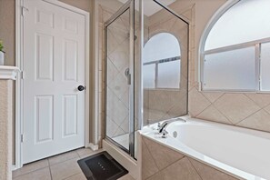 ヘアドライヤー、タオル、石鹸、トイレットペーパー