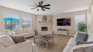 Smart TV, fireplace