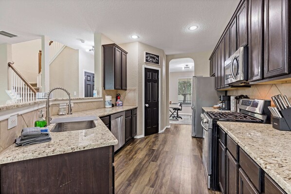 Køleskab, mikrobølgeovn, ovn, kogeplade