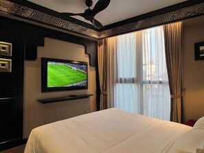 Brankas, tirai kedap cahaya, kedap suara, dan setrika/meja setrika