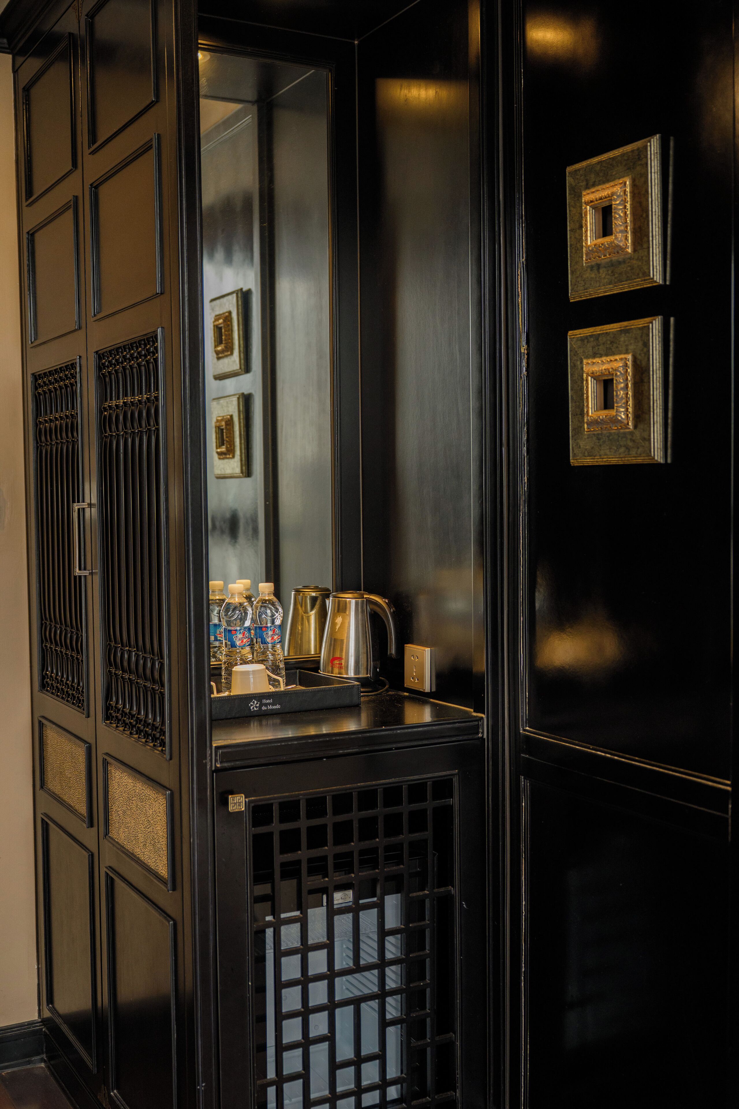 خزنة داخل الغرفة وستائر تعتيم وتجهيزات عازلة للصوت ومكواة/لوح كي