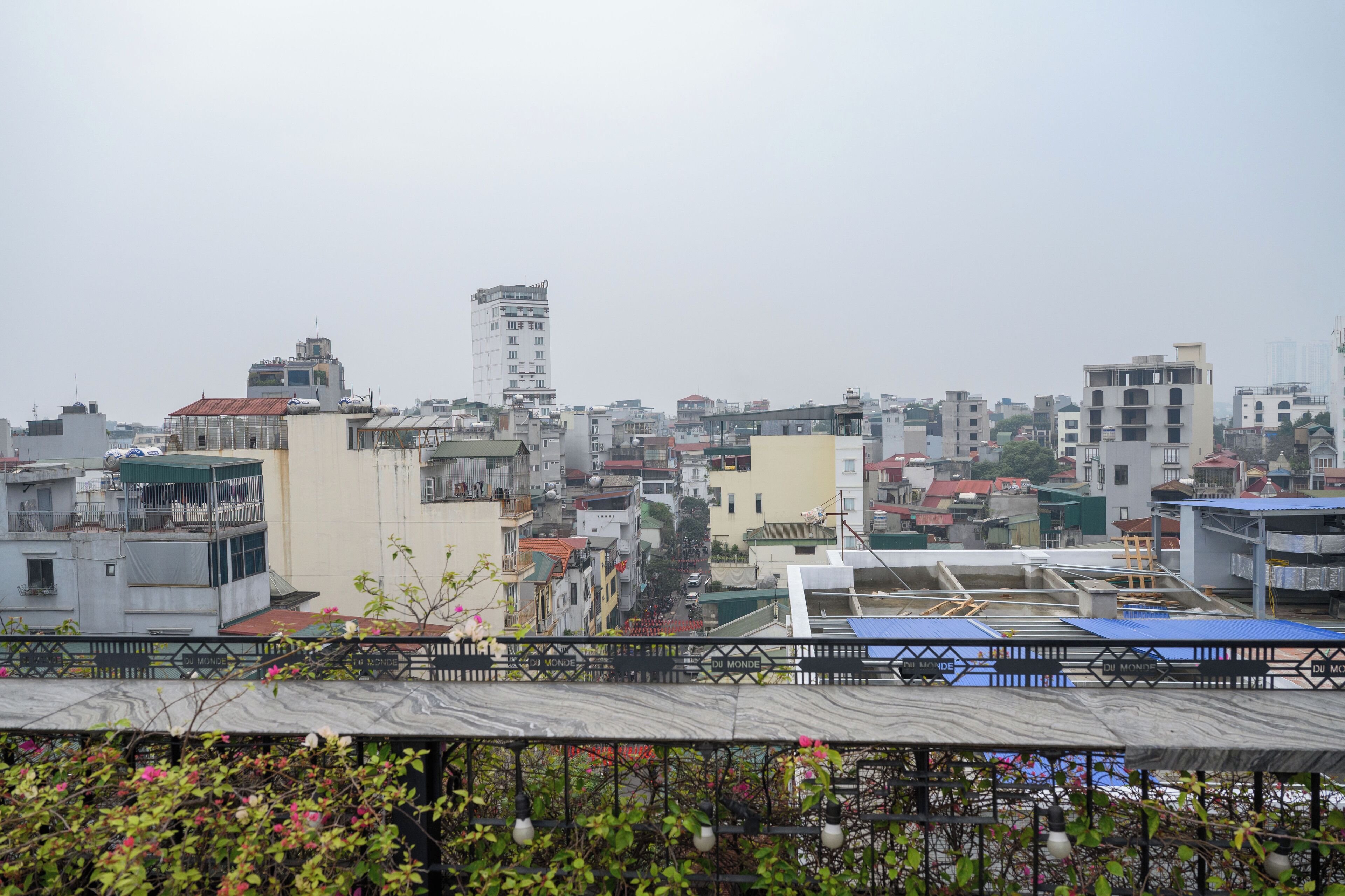 สนามรอบบริเวณ