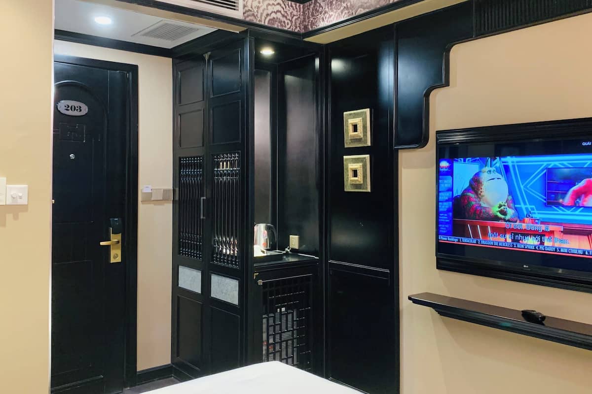 Tallelokero huoneessa, pimennysverhot, äänieristys, silitysrauta/-lauta