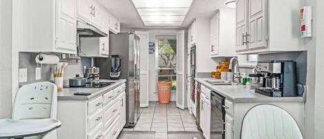 Jääkaappi, mikroaaltouuni, uuni, astianpesukone