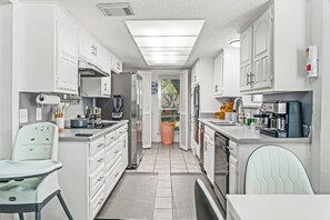 Frigorífico, microondas, horno y lavavajillas