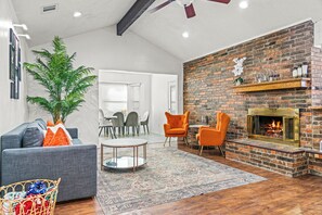 Una Smart TV, una chimenea, libros