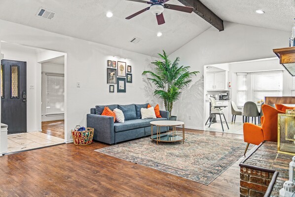 Una Smart TV, una chimenea, libros