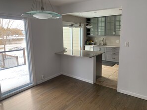 Private kitchen - Manotick waterfront property. Walking distance to pubs restaurants. groceries.
(Ottawa)