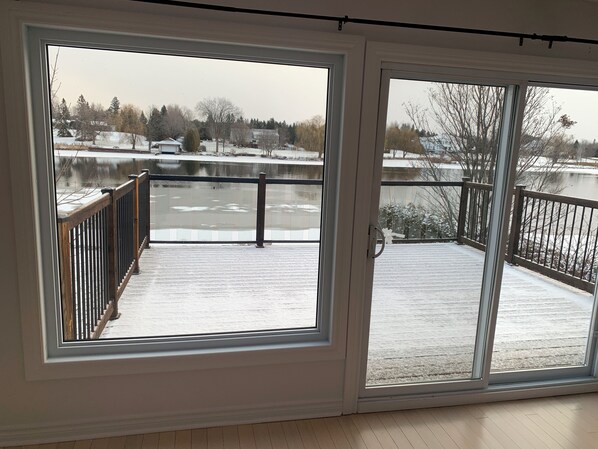 Interior - Manotick waterfront property. Walking distance to pubs restaurants. groceries.
(Ottawa)