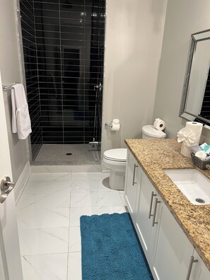 Een douche, een haardroger, handdoeken, zeep