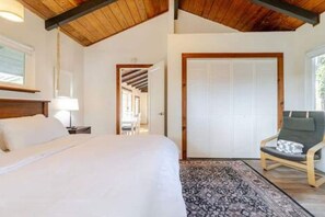 2 makuuhuonetta, työpöytä, silitysrauta/-lauta, ilmainen Wi-Fi