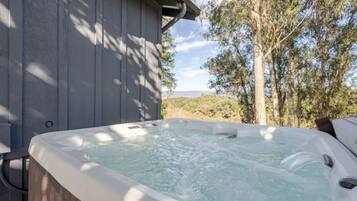 Tina de hidromasaje al aire libre