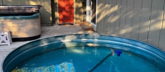 New Soaking Pool! Hot Tub and Ping Pong! Cozy 3 bedroom home.