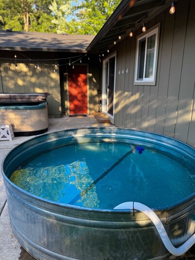 Cozy 3 bedroom home with Hot Tub and Ping Pong table, 20 Mins to DT Portland