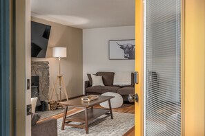 Smart TV, fireplace