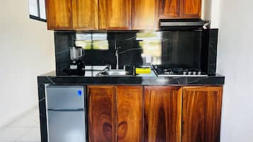 Cookware/dishes/utensils