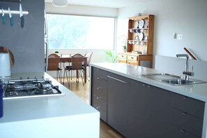 Een koelkast, een magnetron, een oven, een kookplaat