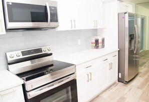 Réfrigérateur, four à micro-ondes, un four, surface de cuisson