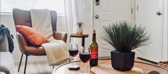 Full kitchen - Cozy 2 BR with King bed - Hospital & Hanford super close.