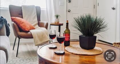 Full kitchen - Cozy 2 BR with King bed - Hospital & Hanford super close.