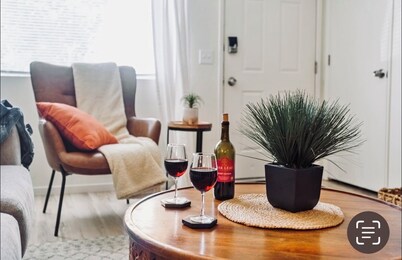 Full kitchen - Cozy 2 BR with King bed - Hospital & Hanford super close.