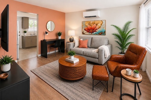 Full kitchen - Cozy 2 BR with King bed - Hospital & Hanford super close.