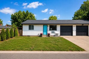 Exterior - Full kitchen - Cozy 2 BR with King bed - Hospital & Hanford super close. (Richland)