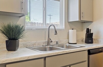 Very Quiet-2 BR w/KING-Full Kitchen-6 Min to Kadlec. Hanford/PNNL 6 miles