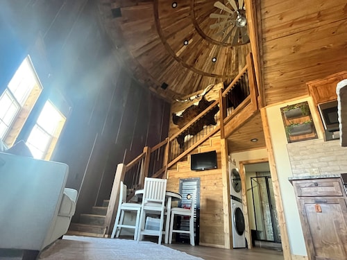 Harvest Hill Silo - Home on Route 66, 5 acre Fishing Pond