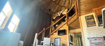 Harvest Hill Silo - Home on Route 66, 5 acre Fishing Pond