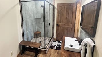 Een douche, een haardroger, handdoeken, zeep