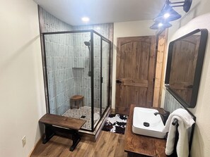 تجهيزات دش، مجففات شعر، مناشف، صابون